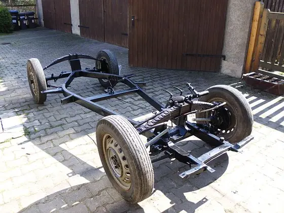 Überholtes Fahrgestell eines IFA P70
