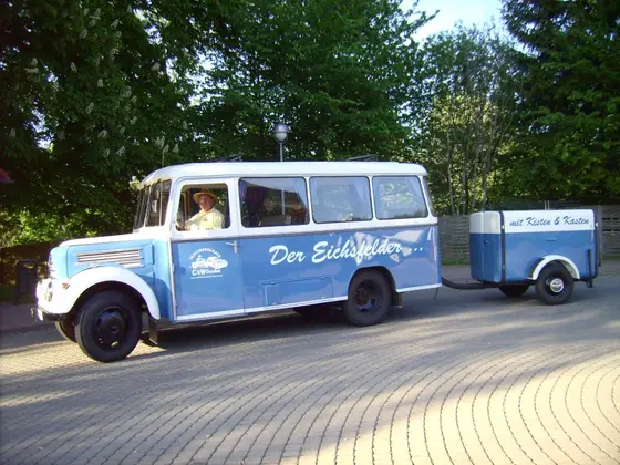 Oldtimerbus Phänomen Garant 30K „Der Eichsfelder“ (Baujahr 1954) mit Anhänger „mit Kisten & Kasten“