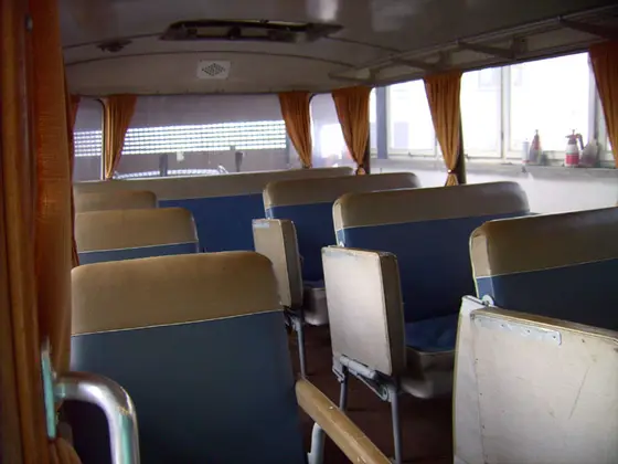 Innenraum des Garant 30K Oldtimerbusses mit 18 Sitzplätzen